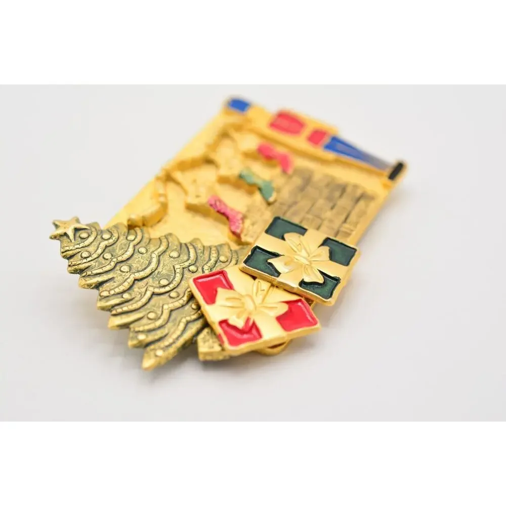 Vintage Christmas Scene Pin Brooch Fireplace Tree Stockings Brushed Gold BinAQ